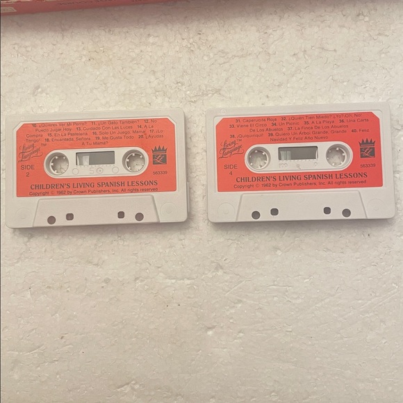 Children's Living Spanish Language picture dictionary illustrated lesson book - Picture 6 of 15